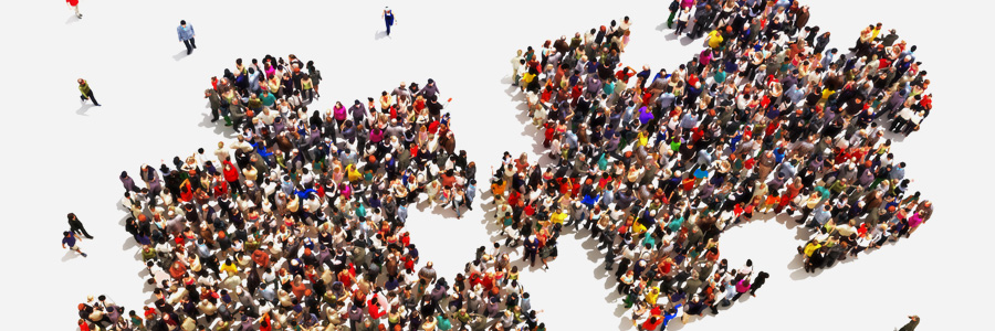 Imagen desde altura de una multitud de personas formando una pieza de puzzle